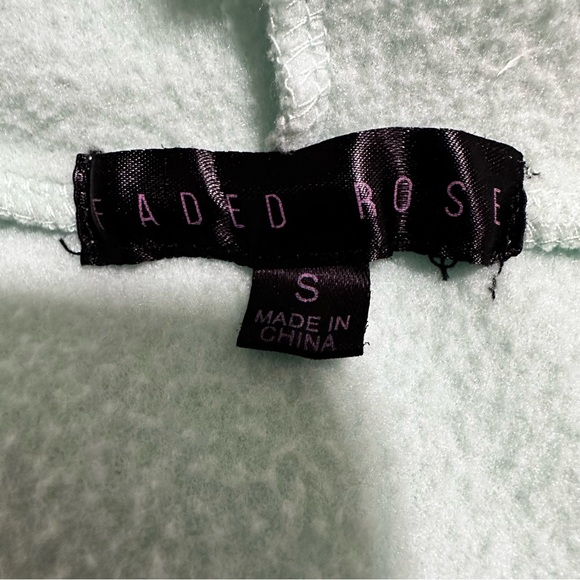 ❤️ $10 Flash Sale Faded Rose Daisy Print Cropped Hoodie - Picture 8 of 9